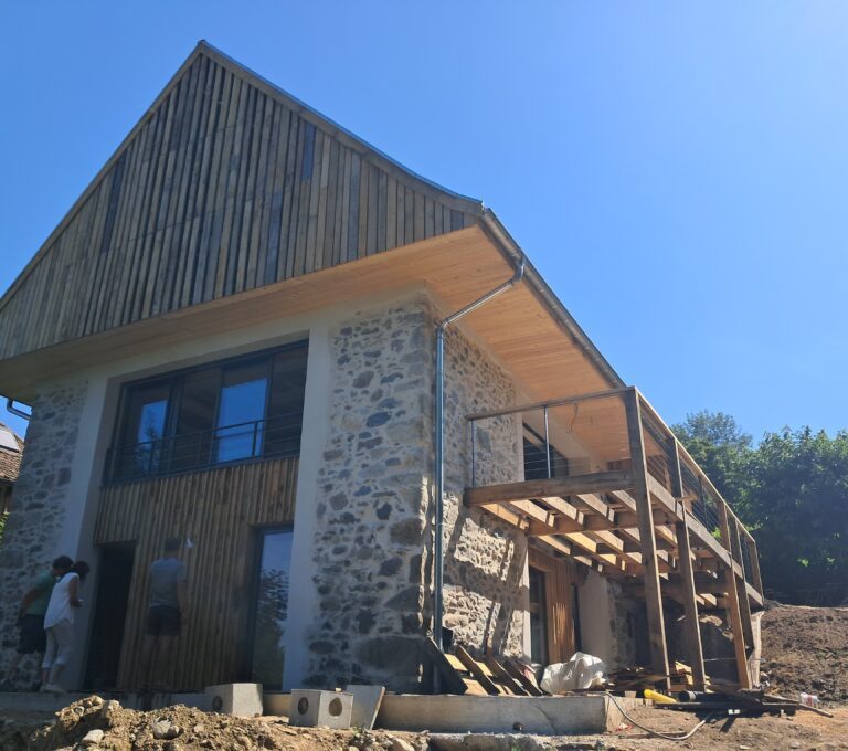 Grange rénovée en pierre et bois avec extension d'une terrasse en bois